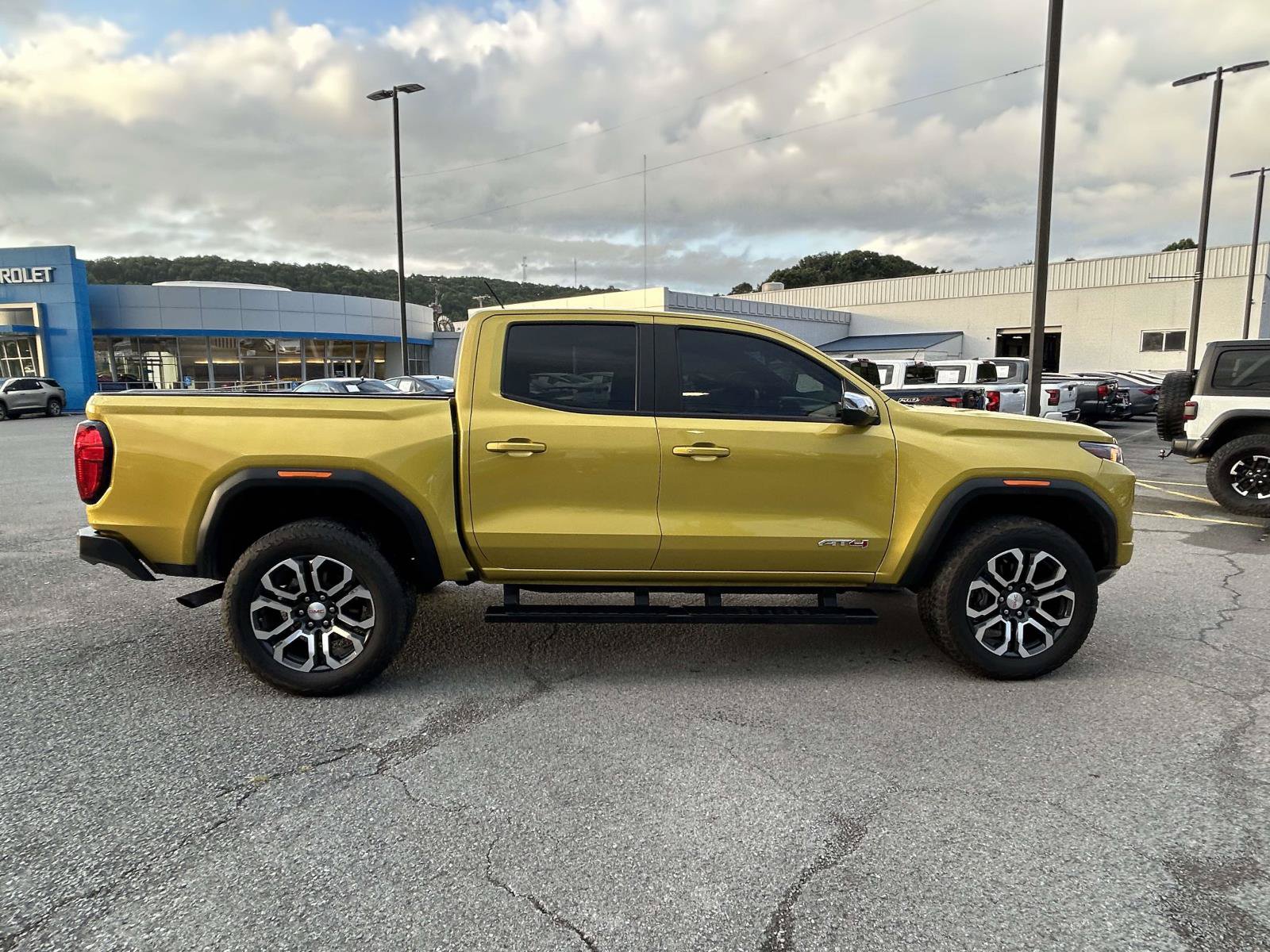 Used 2024 GMC Canyon AT4 w/ Technology Package AWD/4WD image 8