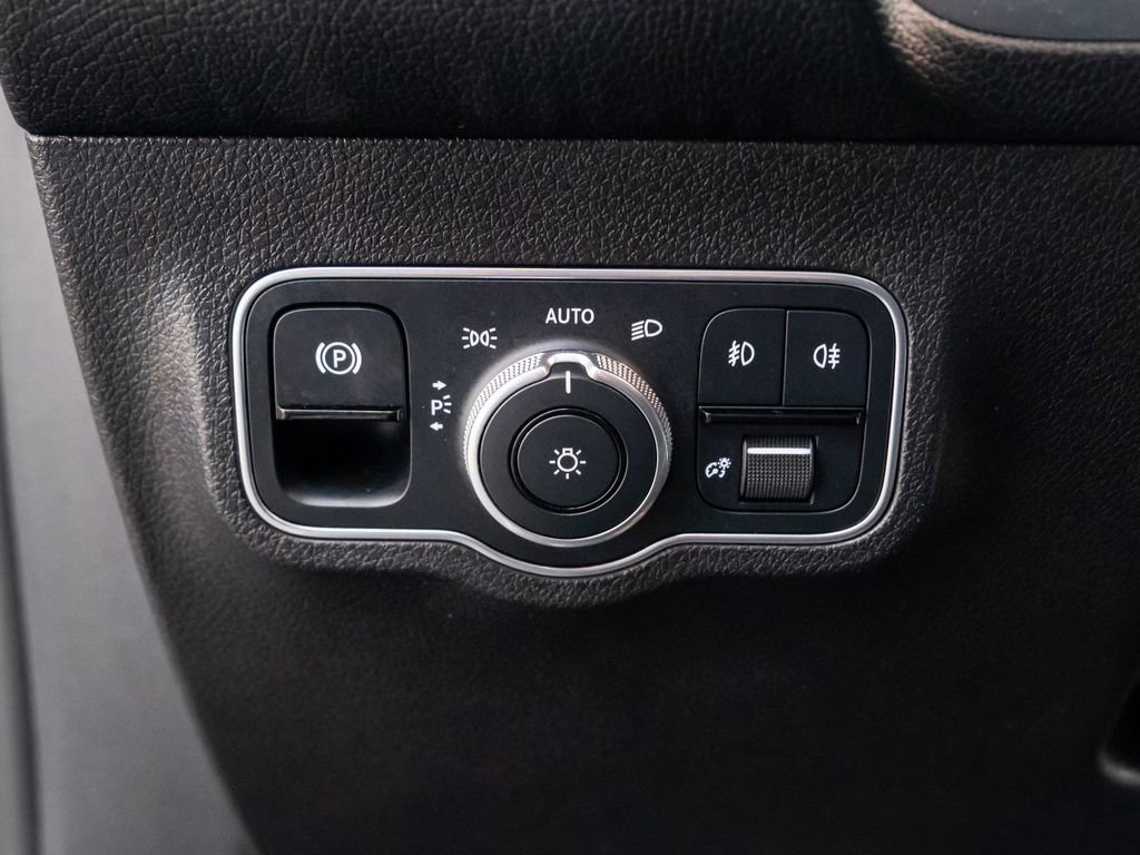 Used 2022 Mercedes-Benz GLB 250 4MATIC image 21