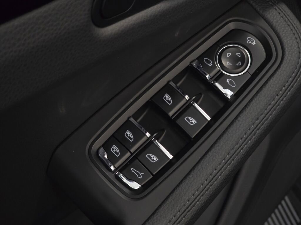 Certified 2024 Porsche Macan image 35