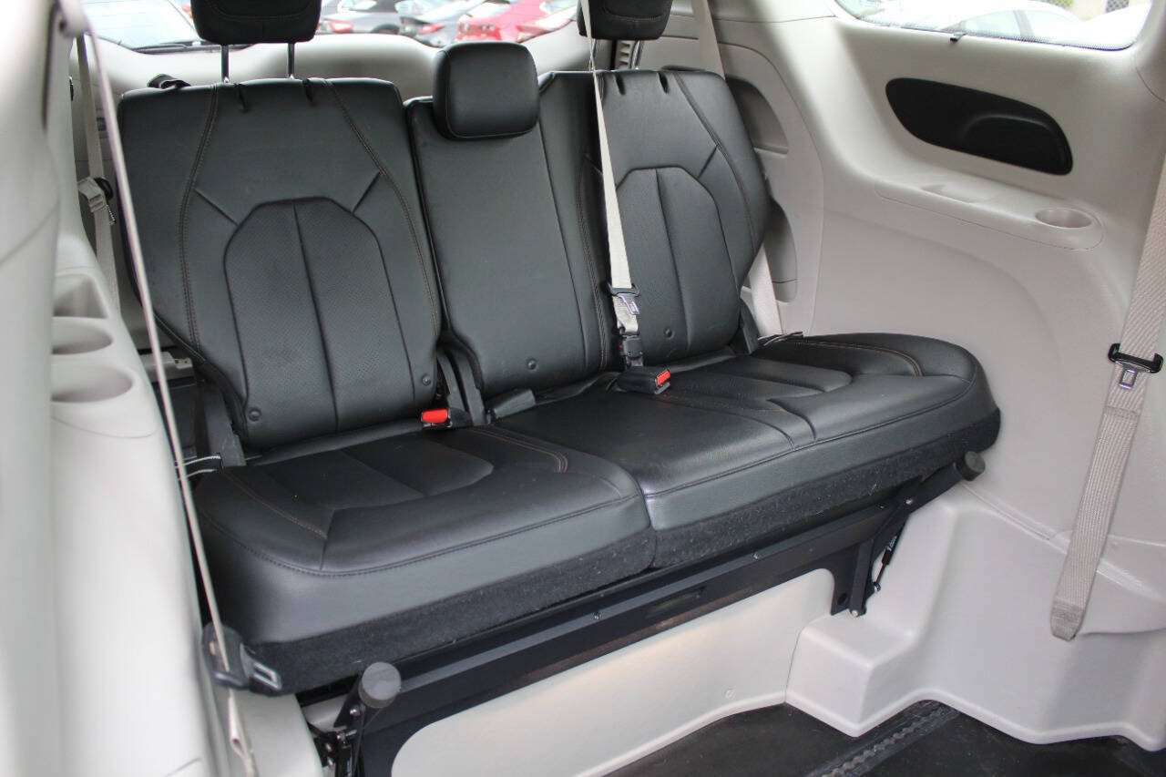 Used 2019 Chrysler Pacifica Touring-L FWD image 20