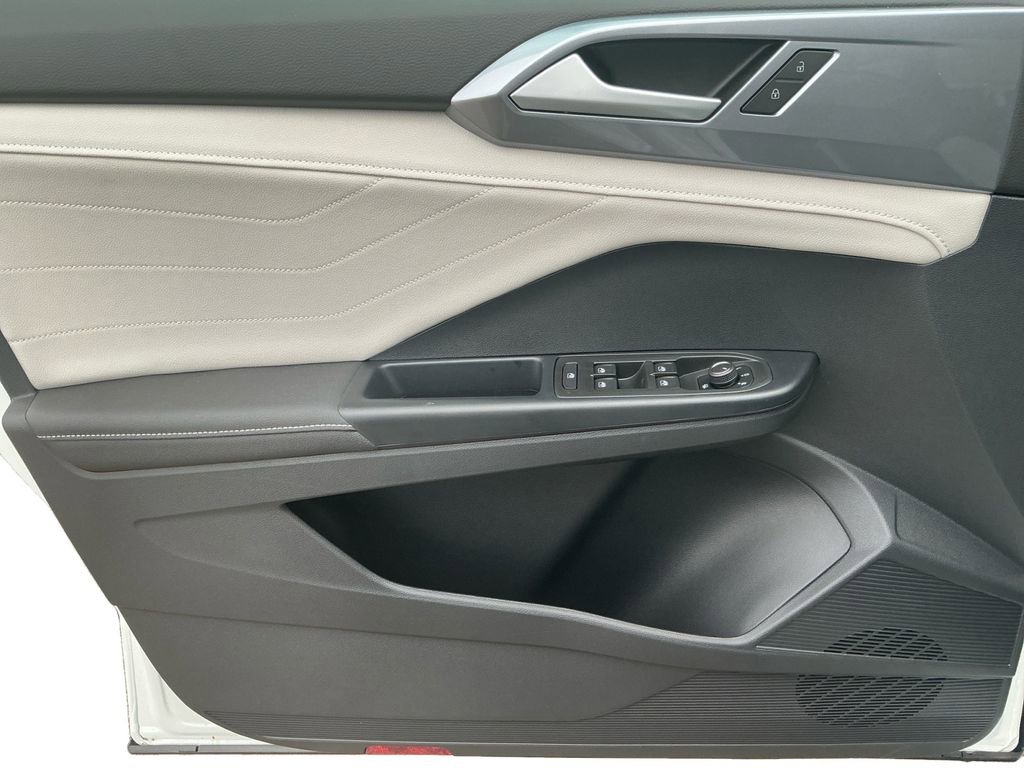 New 2025 Volkswagen Taos SEL image 23