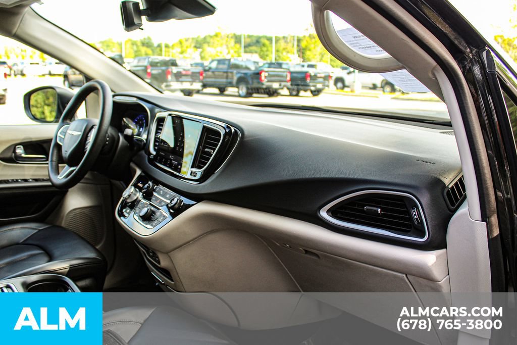 Used 2023 Chrysler Pacifica Touring-L FWD image 23