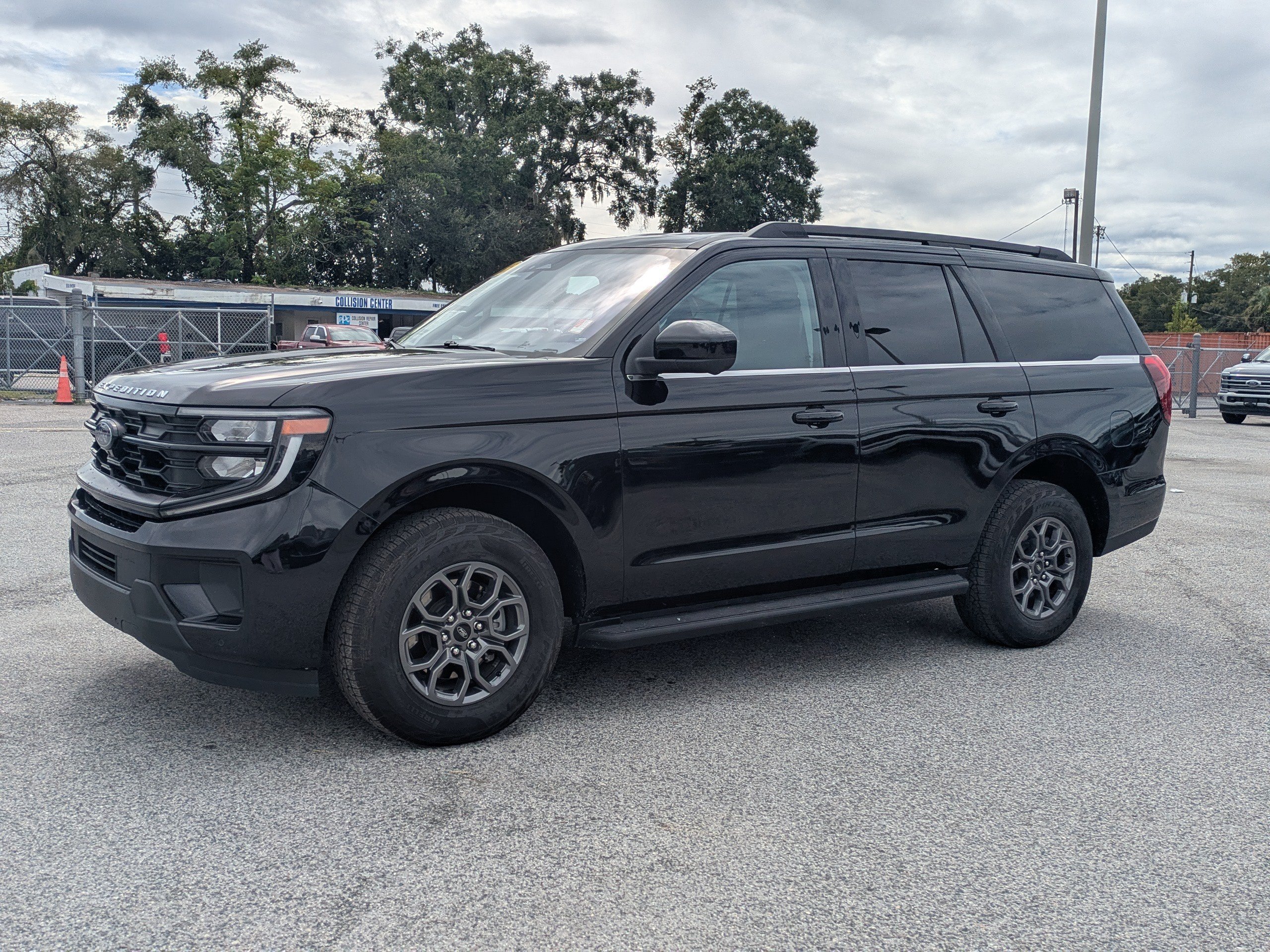Used 2025 Ford Expedition Active RWD image 8