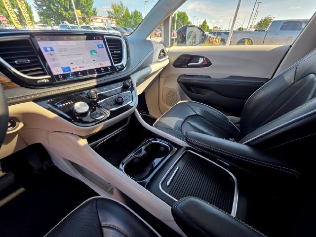 Used 2024 Chrysler Pacifica Limited FWD image 22
