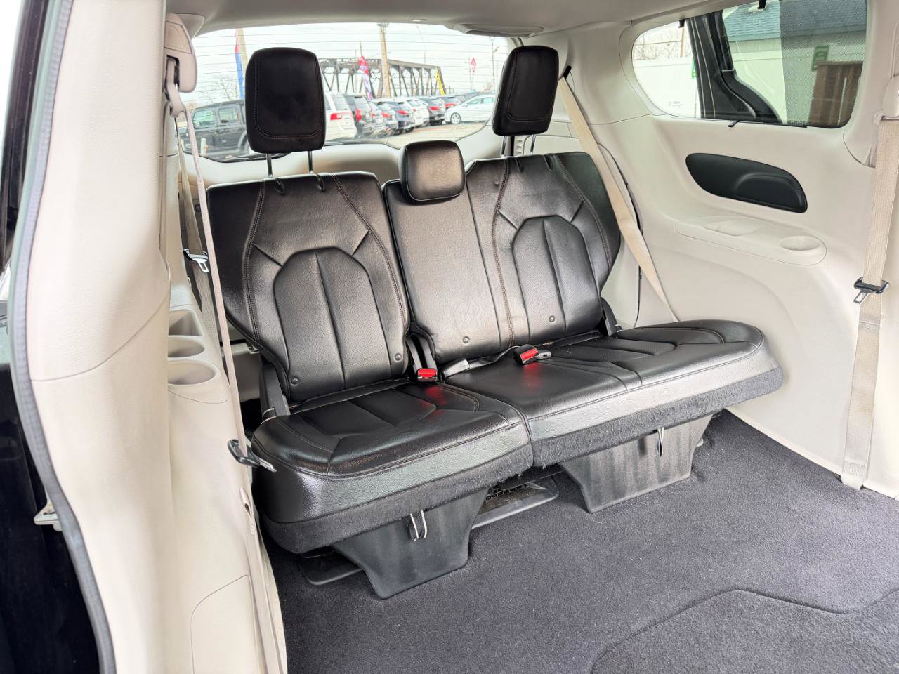 Used 2018 Chrysler Pacifica Touring-L image 36