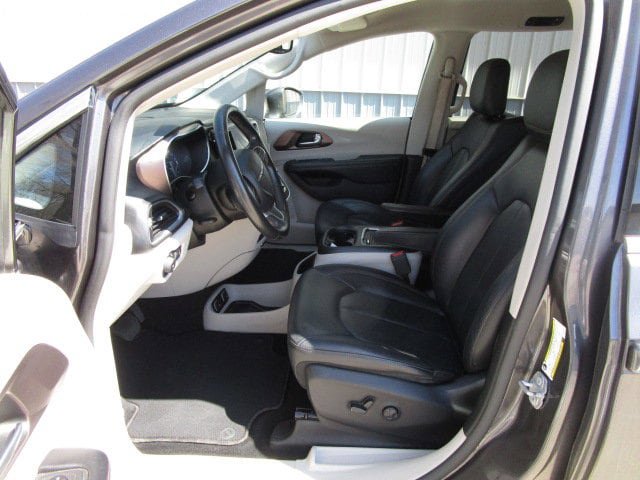 Used 2019 Chrysler Pacifica Touring-L Plus w/ Advanced Safetytec Group FWD image 16