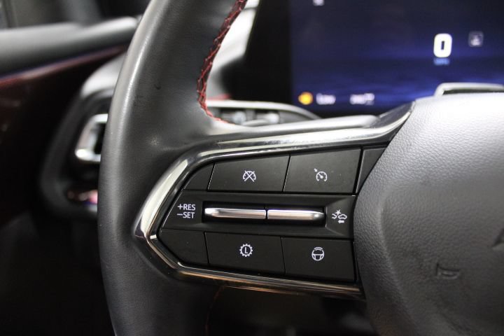 Used 2025 Chevrolet Traverse RS AWD/4WD image 38