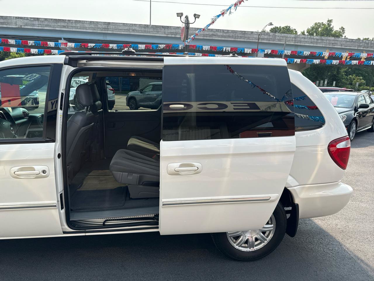 Used 2005 Chrysler Town & Country Touring FWD image 22