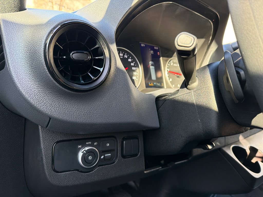 Used 2024 Mercedes-Benz Sprinter 2500 image 33