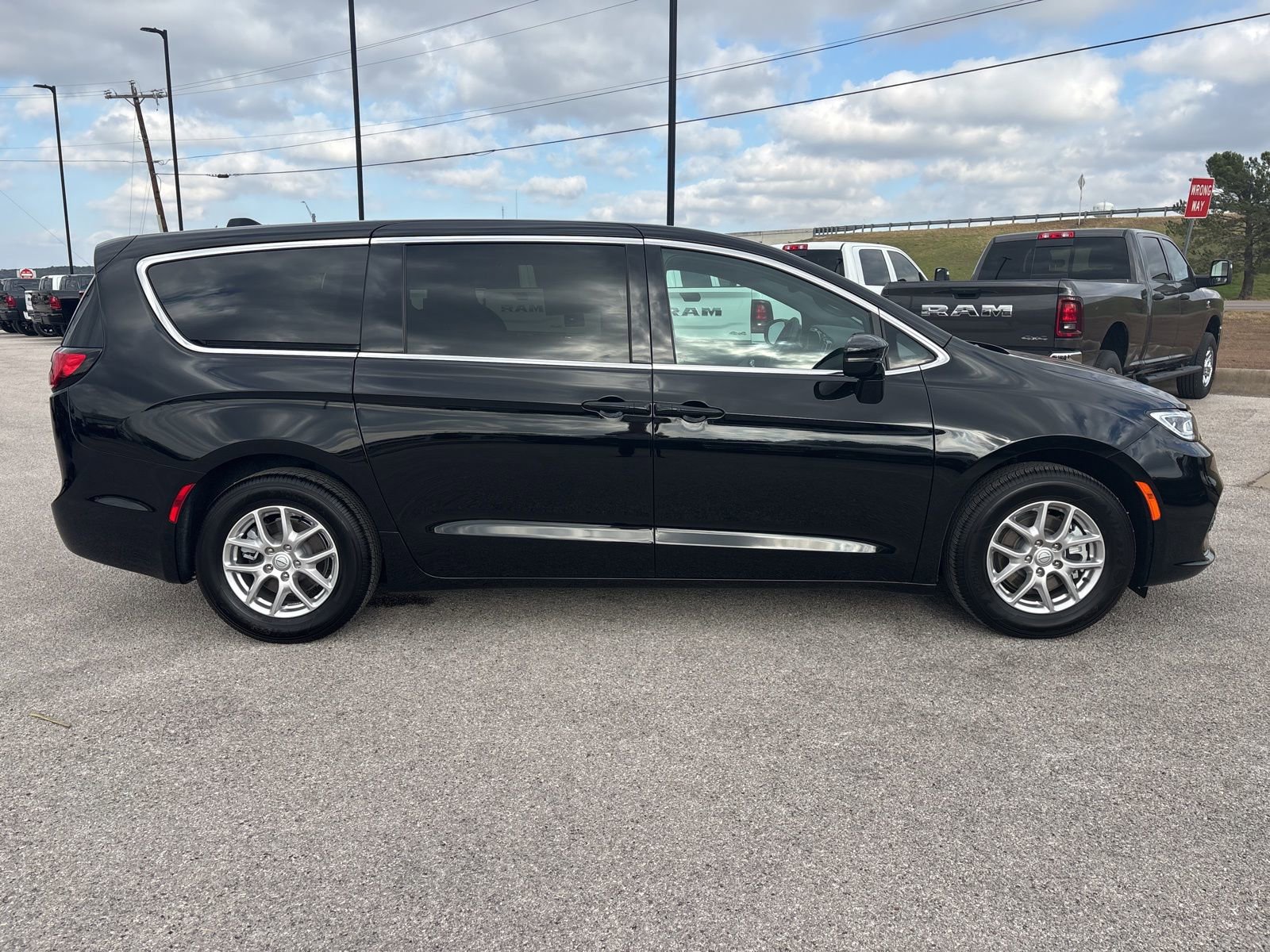 New 2026 Chrysler Pacifica Select image 7