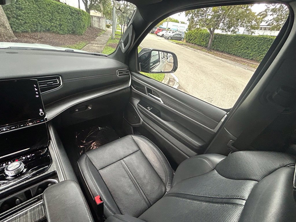 Used 2024 Jeep Wagoneer Series II w/ Flexible Seating Group AWD/4WD image 11