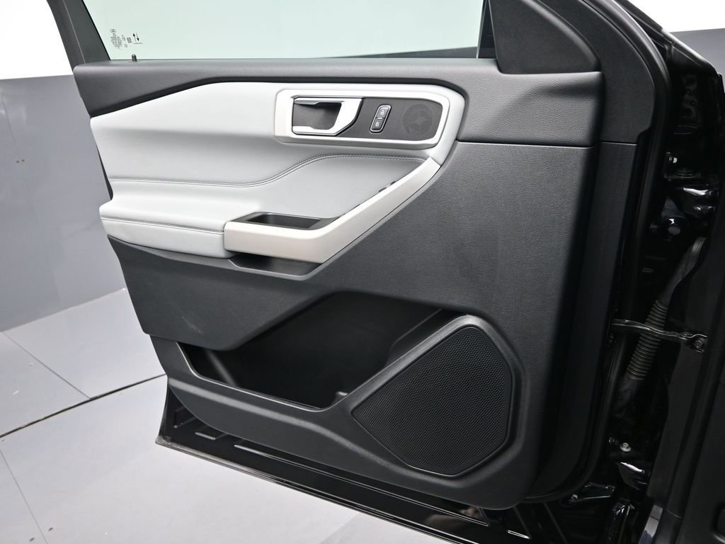 Used 2021 Ford Explorer XLT w/ Equipment Group 202A image 12