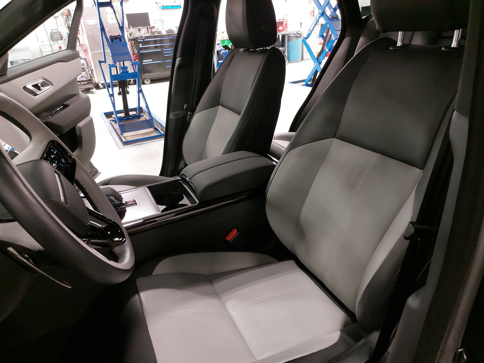 Used 2024 Land Rover Range Rover Velar Dynamic SE image 17