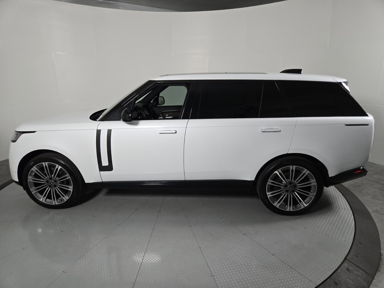 New 2025 Land Rover Range Rover Long Wheelbase SE image 6