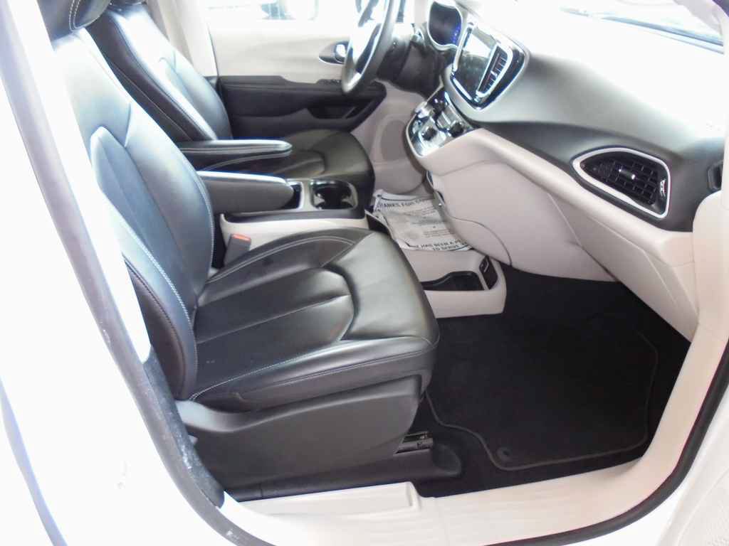 Used 2024 Chrysler Pacifica Touring-L FWD image 8