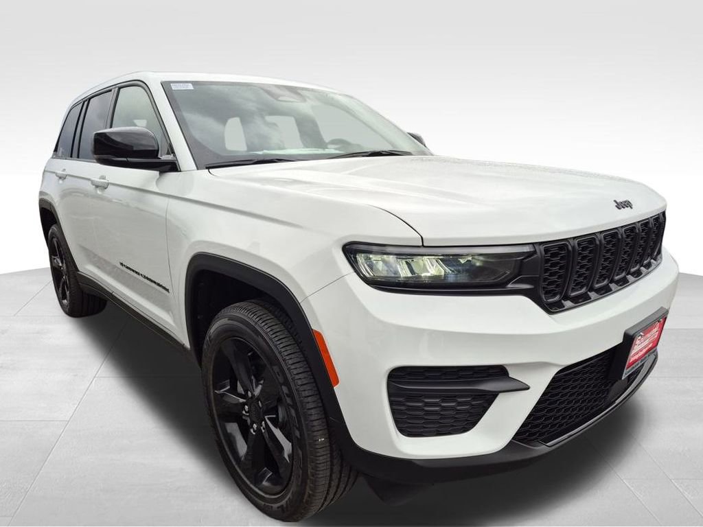 Used 2025 Jeep Grand Cherokee Altitude image 7