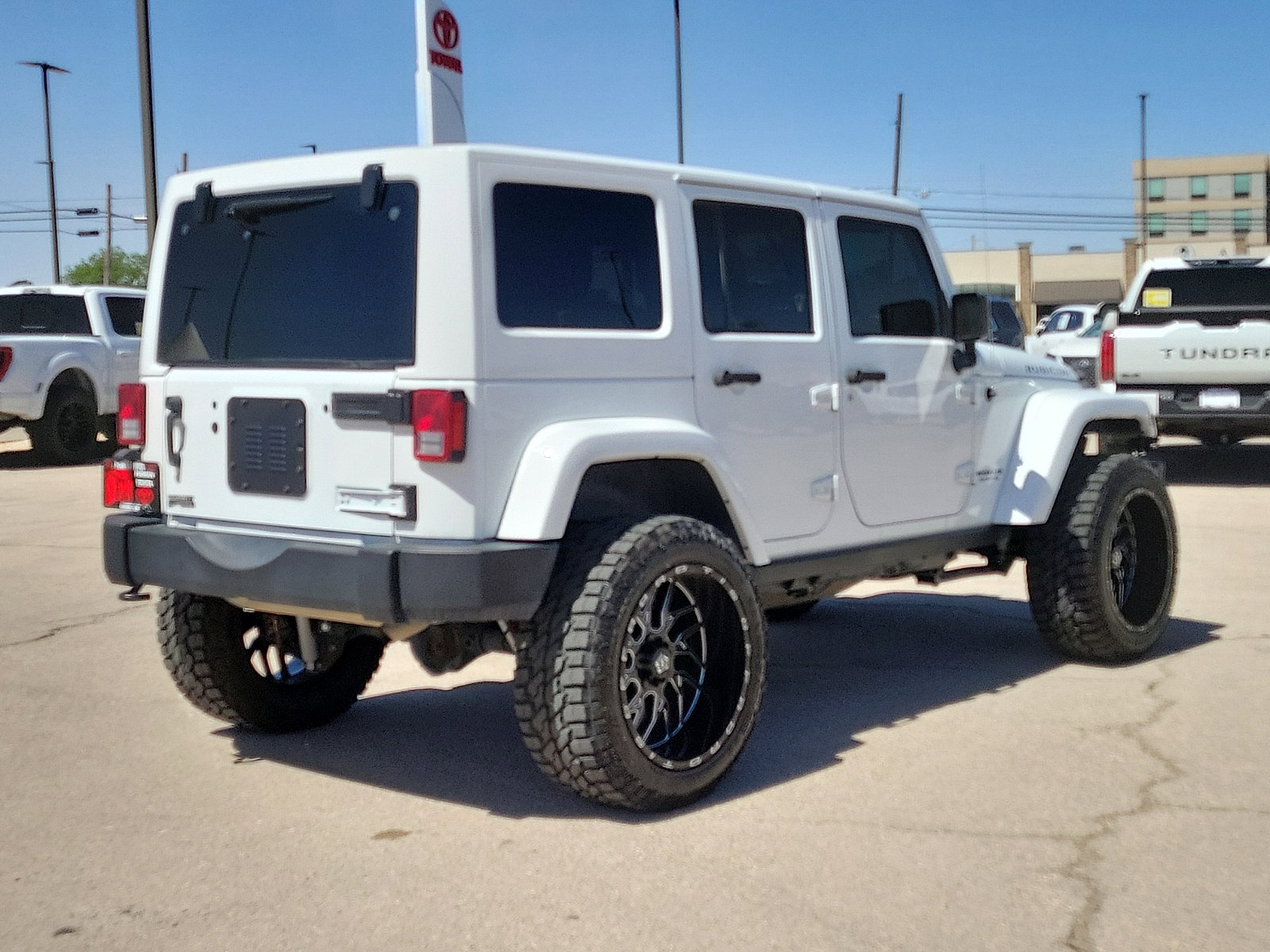 Used 2017 Jeep Wrangler Unlimited Rubicon w/ Connectivity Group AWD/4WD image 4