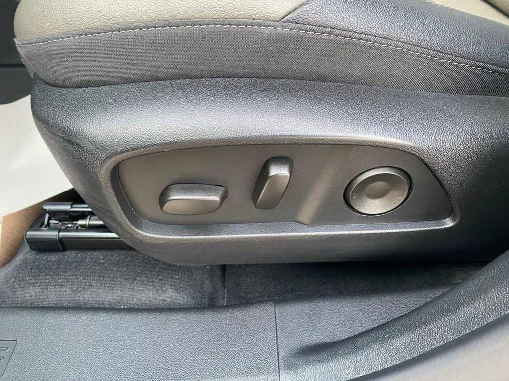 New 2026 Chevrolet Equinox LT w/ Convenience Package II image 11