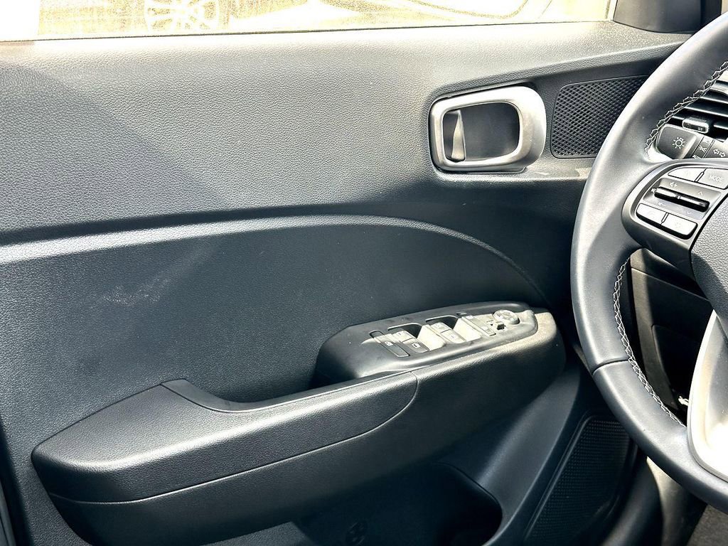 Used 2025 Hyundai Venue SEL image 28