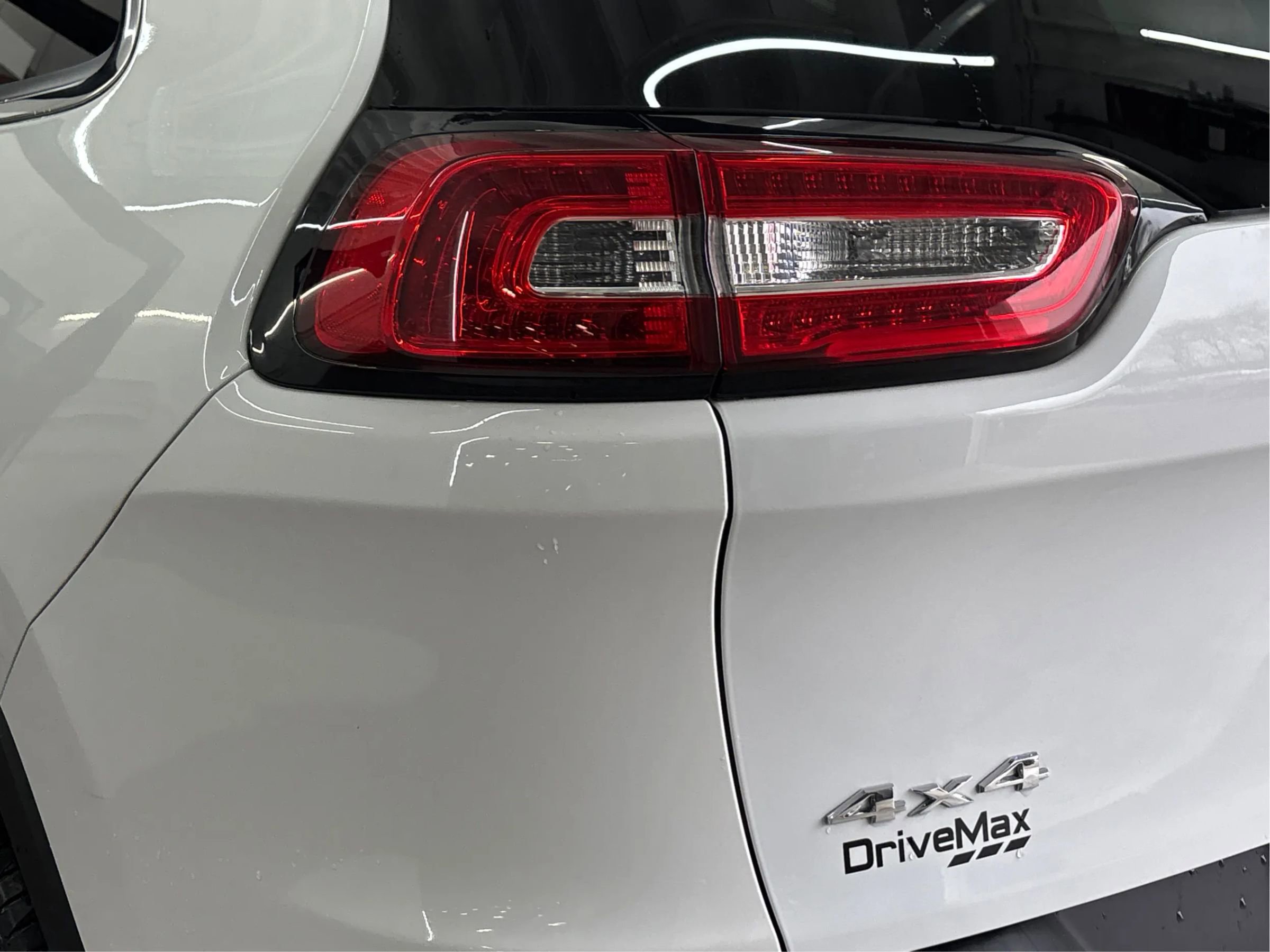 Used 2017 Jeep Cherokee Limited image 34