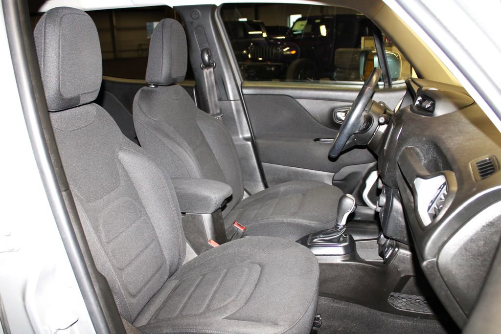 Used 2020 Jeep Renegade Latitude w/ Cold Weather Group image 28