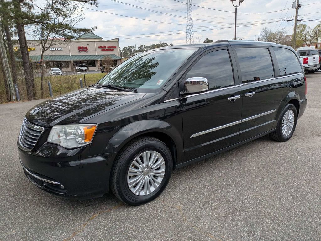 Used 2013 Chrysler Town & Country Limited w/ Luxury Group FWD image 8