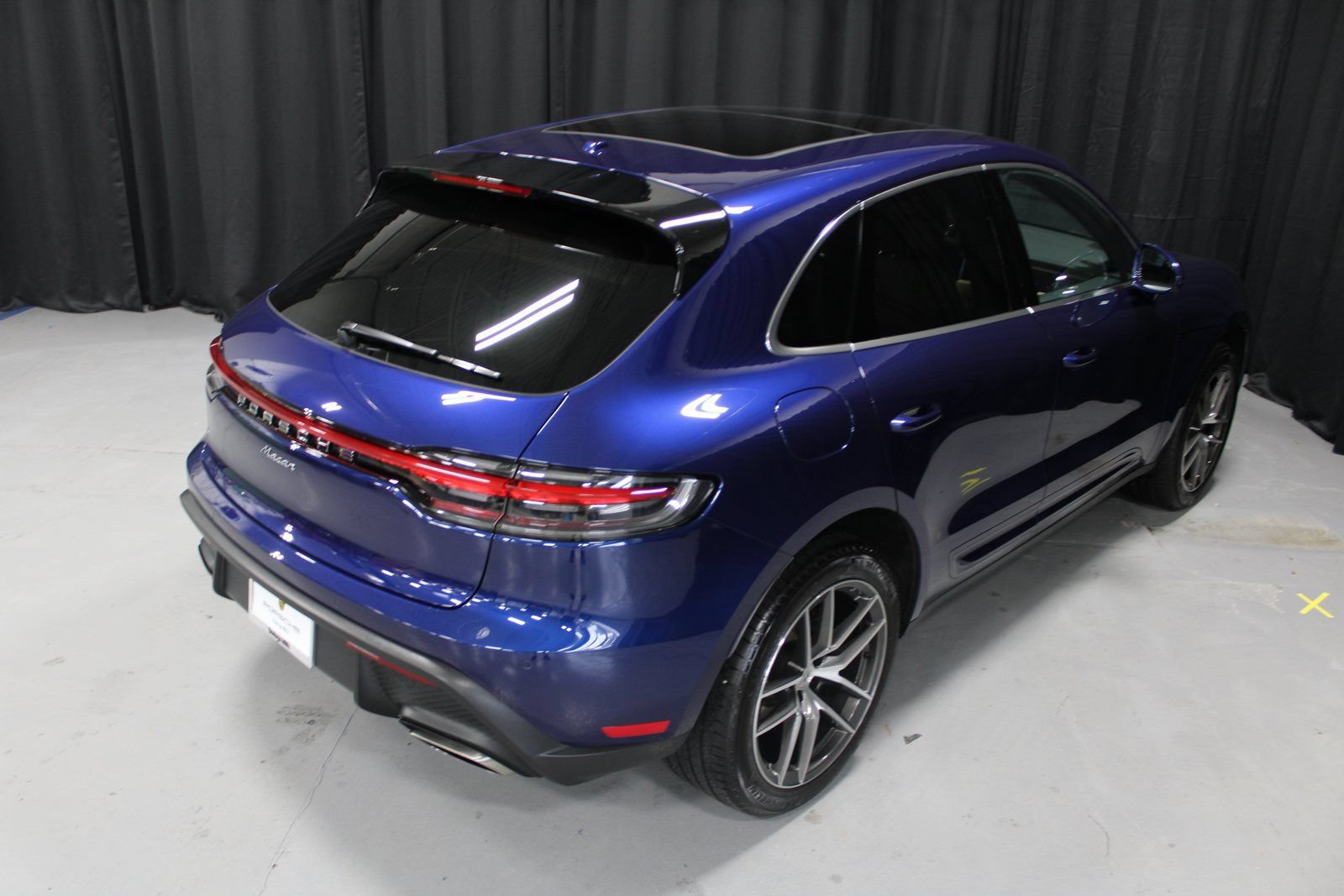 Certified 2025 Porsche Macan AWD/4WD image 6