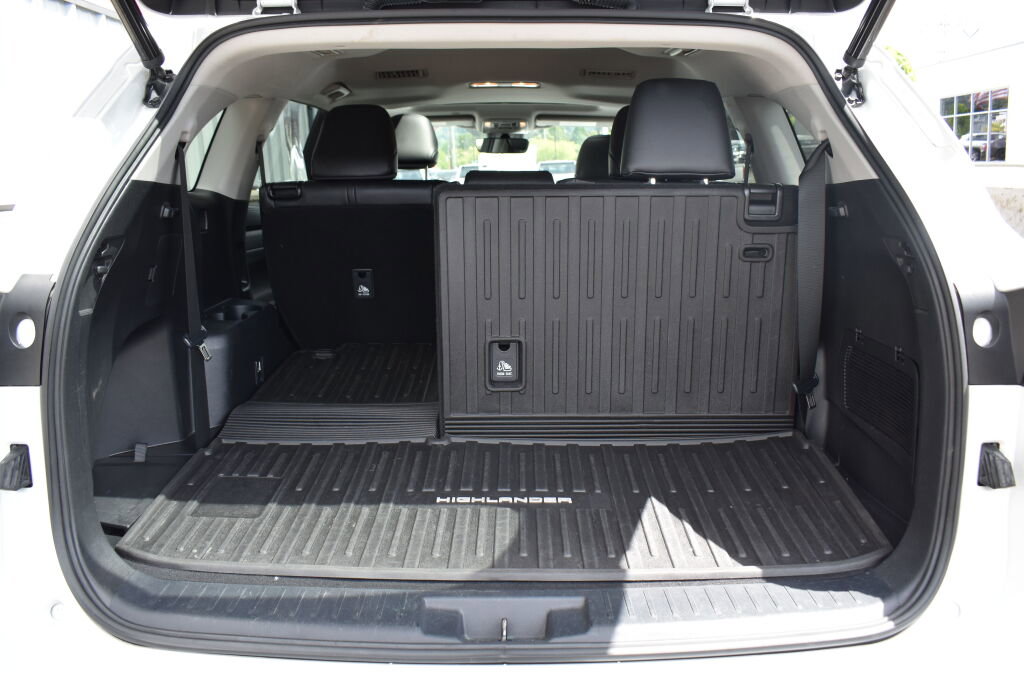 Used 2022 Toyota Highlander XLE AWD/4WD image 21