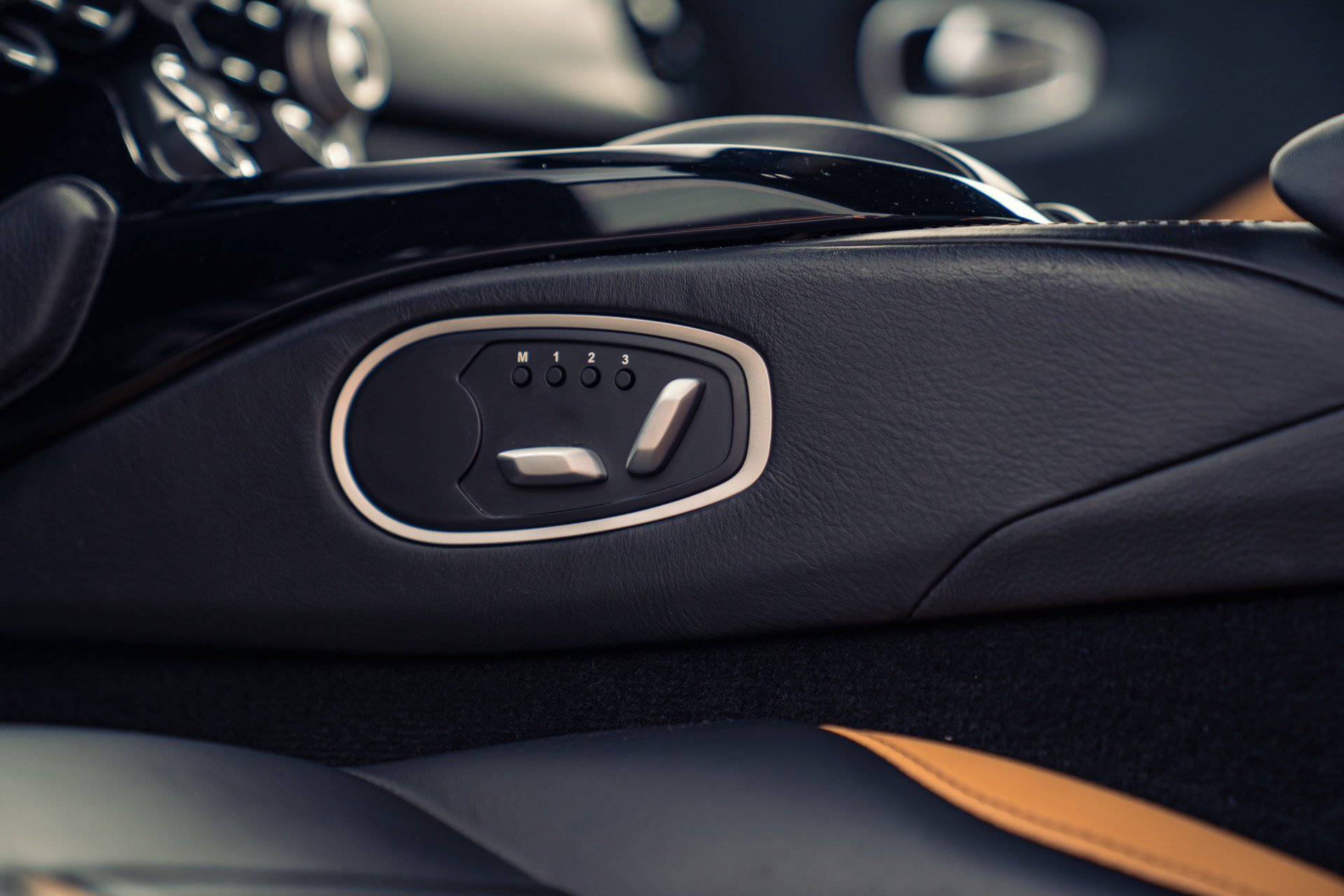 Used 2020 Aston Martin V8 Vantage Coupe RWD image 28