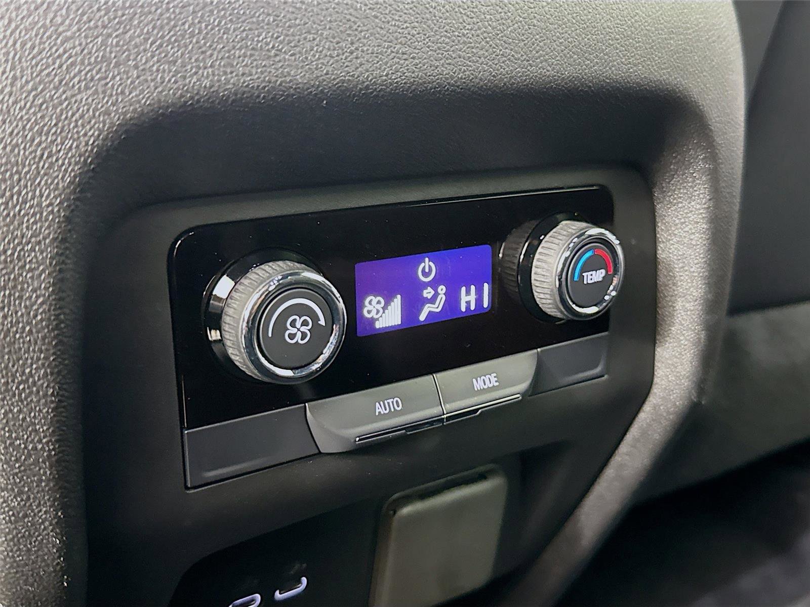 Used 2025 Chevrolet Traverse LT w/ Driver Confidence Package image 26