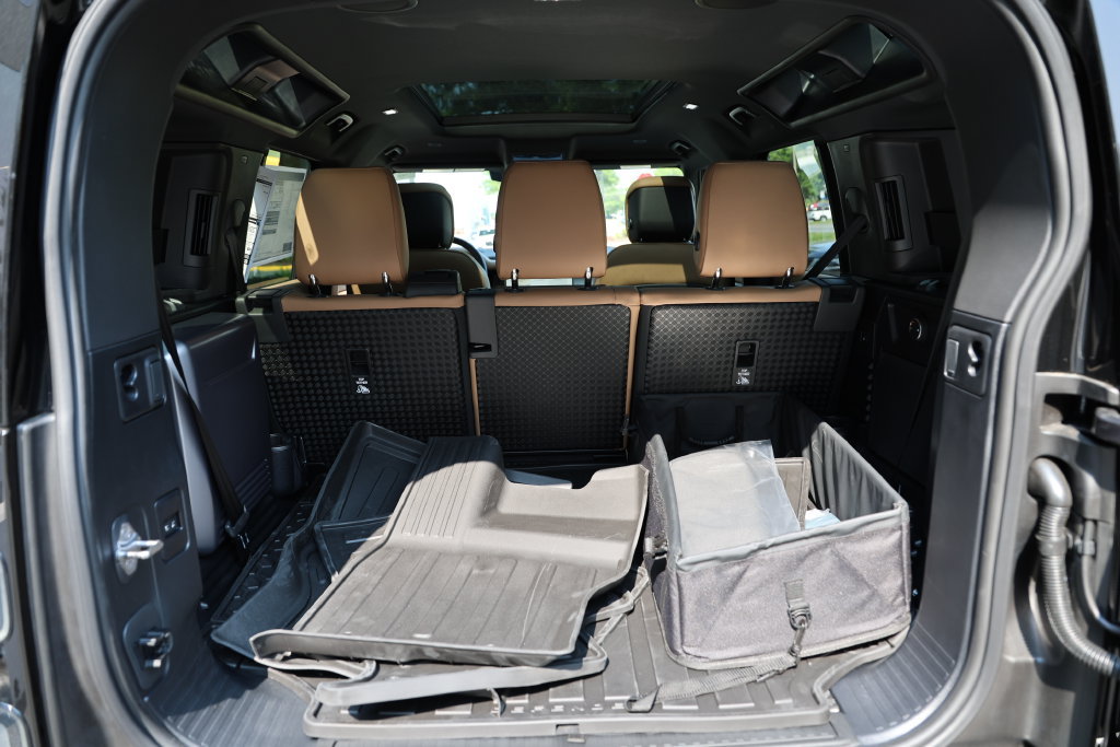 New 2026 Land Rover Defender 110 X-Dynamic SE AWD/4WD image 9
