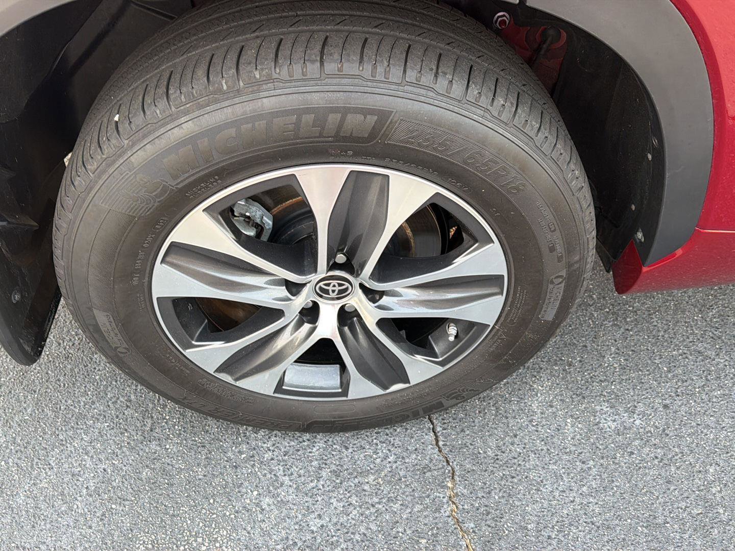 Certified 2024 Toyota Highlander XLE AWD/4WD image 40