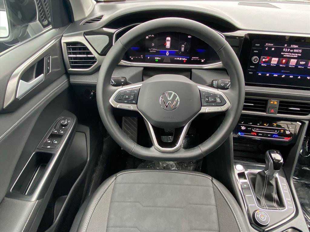 Used 2025 Volkswagen Taos SE image 5