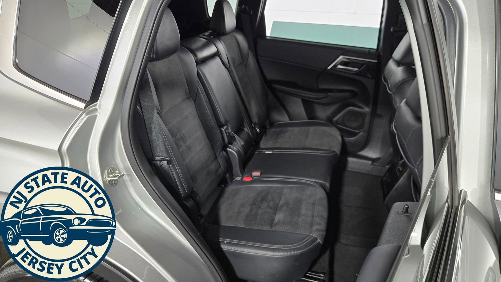 Used 2023 Mitsubishi Outlander SE image 33