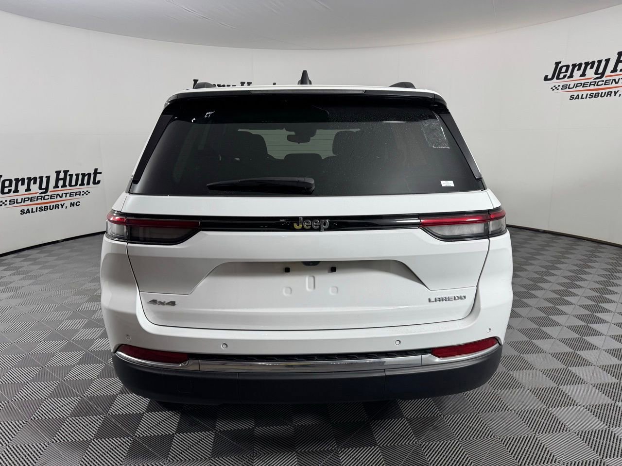 Used 2023 Jeep Grand Cherokee Laredo w/ Trailer Tow Prep Group (B) image 9