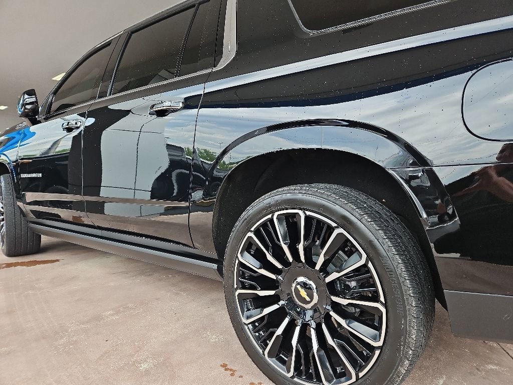 Used 2025 Chevrolet Suburban High Country AWD/4WD image 9