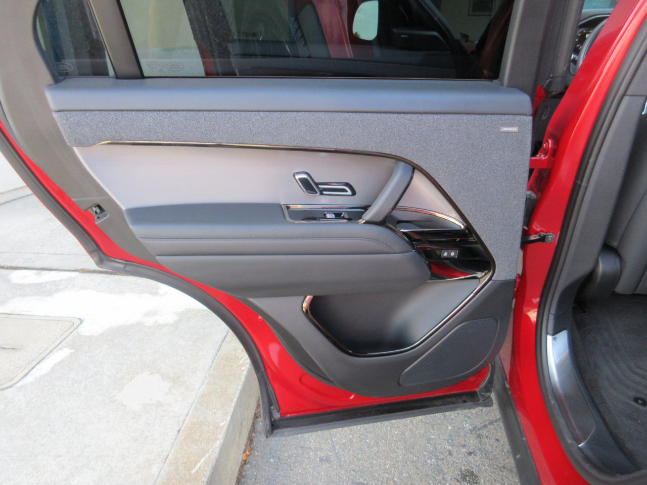 Used 2024 Land Rover Range Rover Sport SE image 38