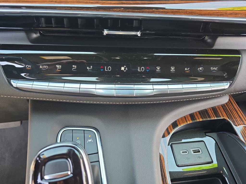 Used 2024 Cadillac Escalade Premium Luxury RWD image 29