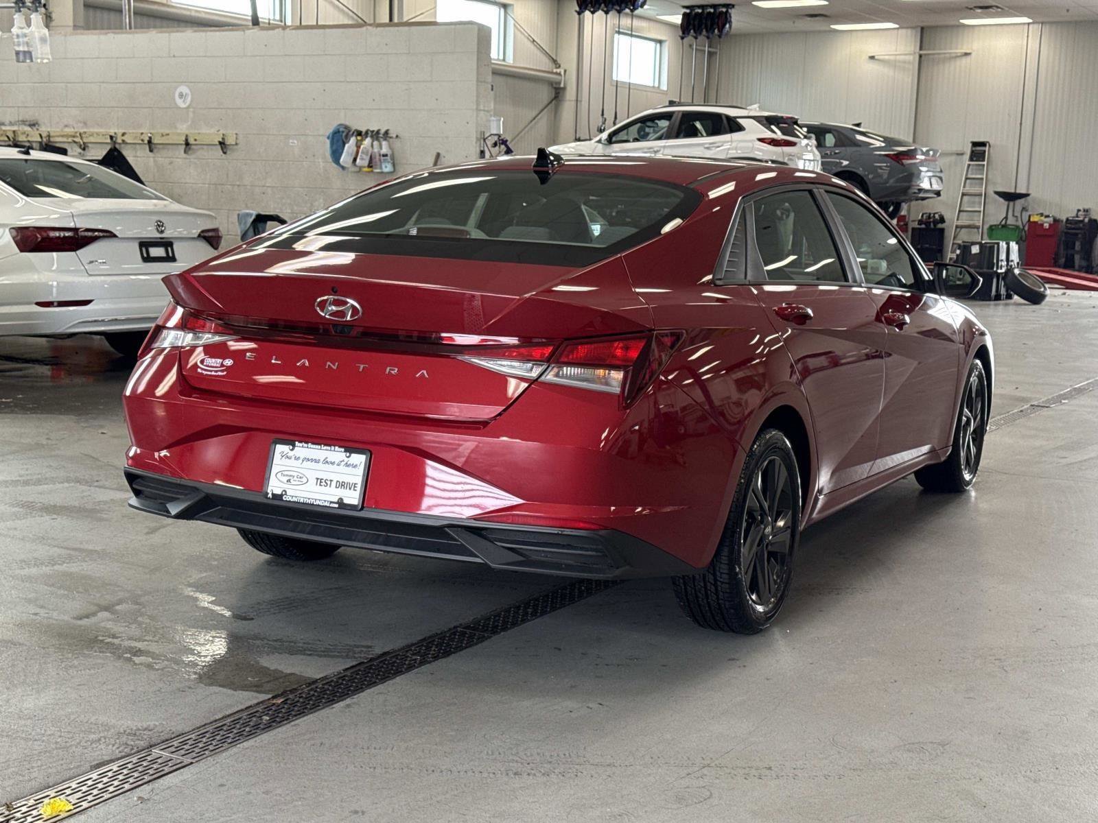 Used 2022 Hyundai Elantra SEL w/ Preferred Accessory Package image 5