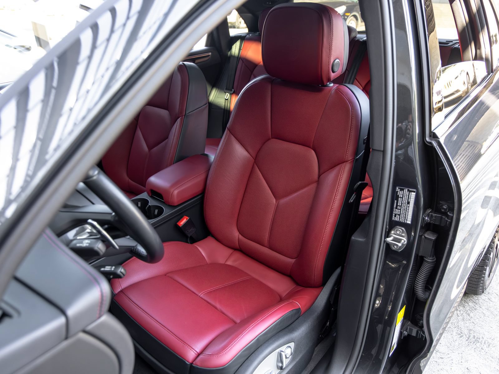 Certified 2023 Porsche Macan AWD/4WD image 5