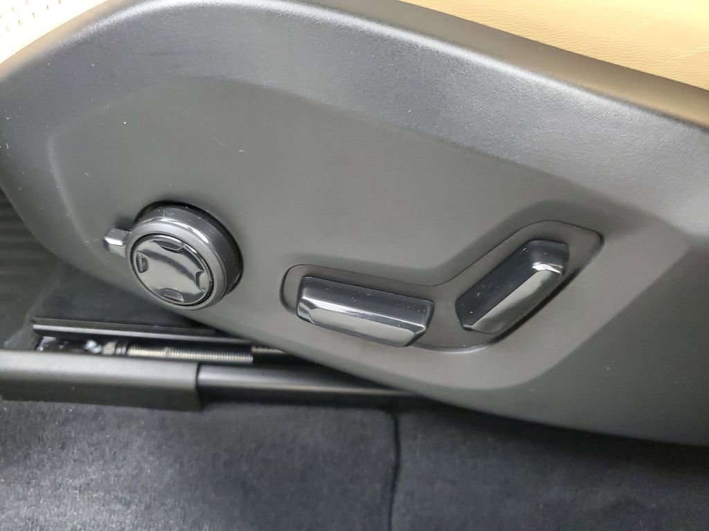 Used 2024 Volvo XC60 B5 Ultimate w/ Protection Package Premier image 23