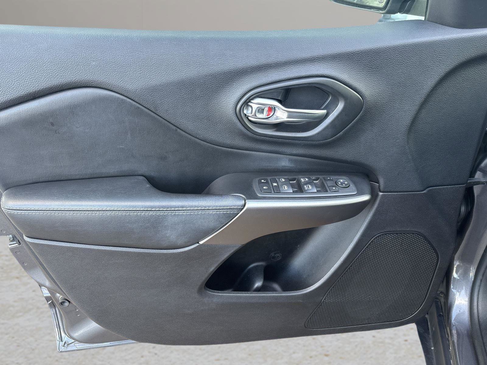 Used 2020 Jeep Cherokee Latitude Plus image 34