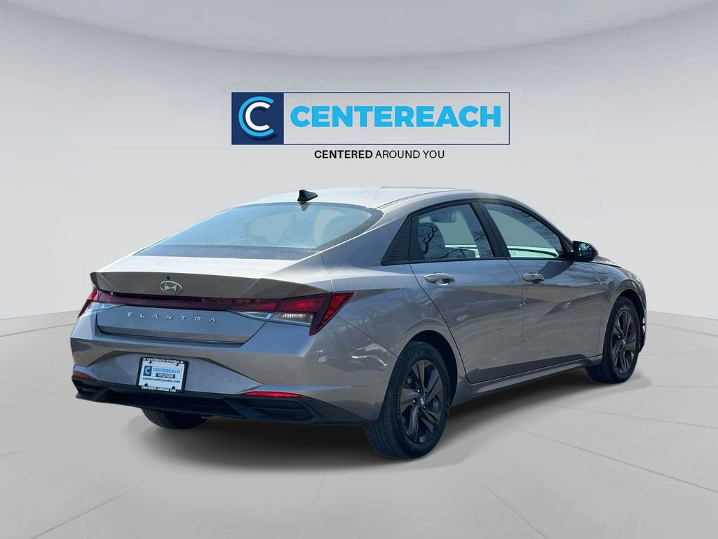 Used 2023 Hyundai Elantra SEL w/ Preferred Accessory Package FWD image 4