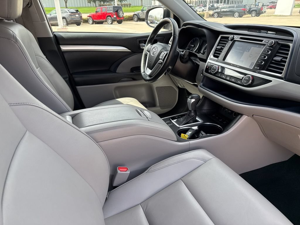 Used 2019 Toyota Highlander XLE AWD/4WD image 24