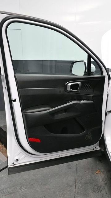 Used 2023 Kia Sorento LX AWD/4WD image 17