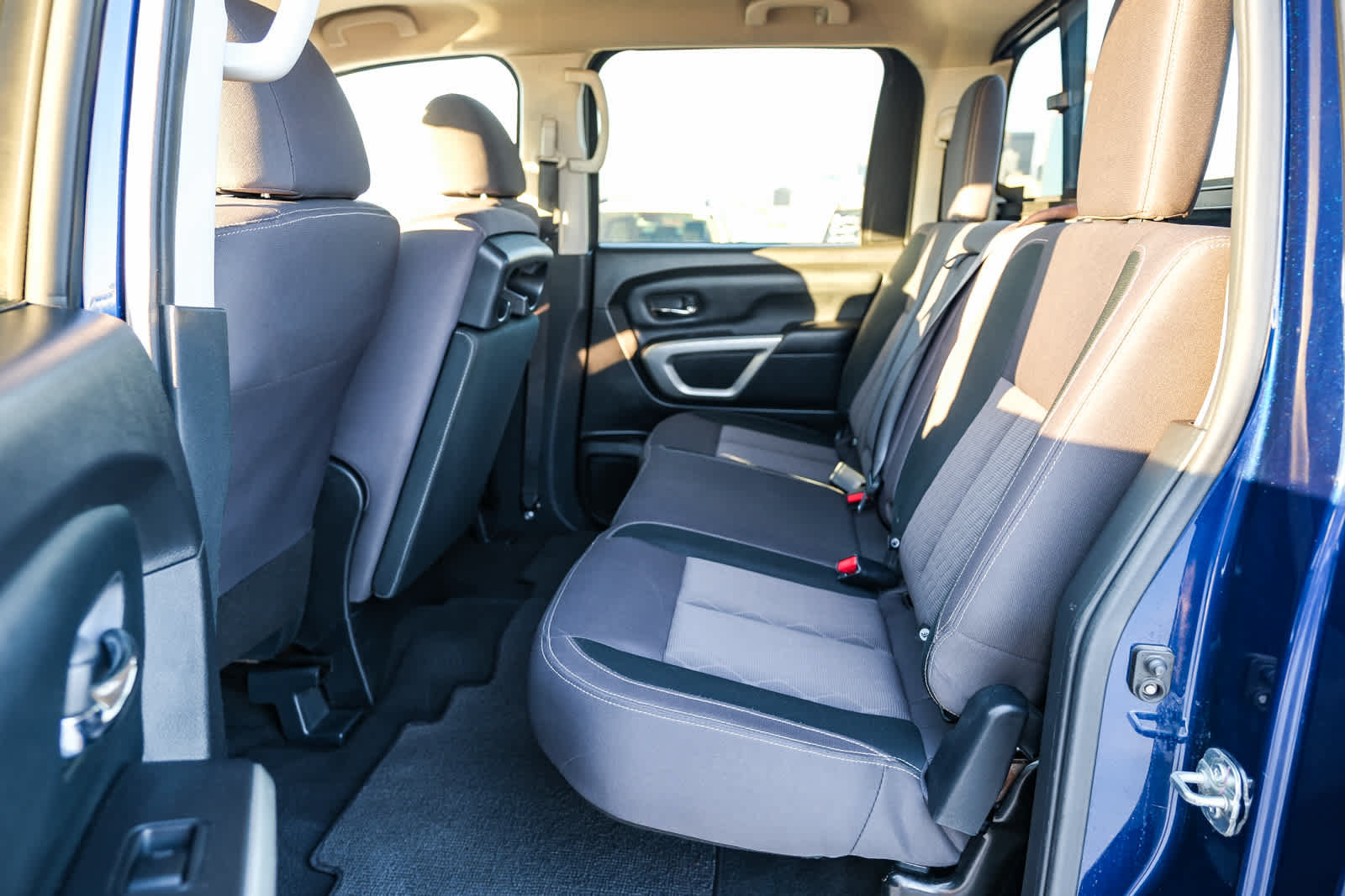 Used 2022 Nissan Titan SV RWD image 19
