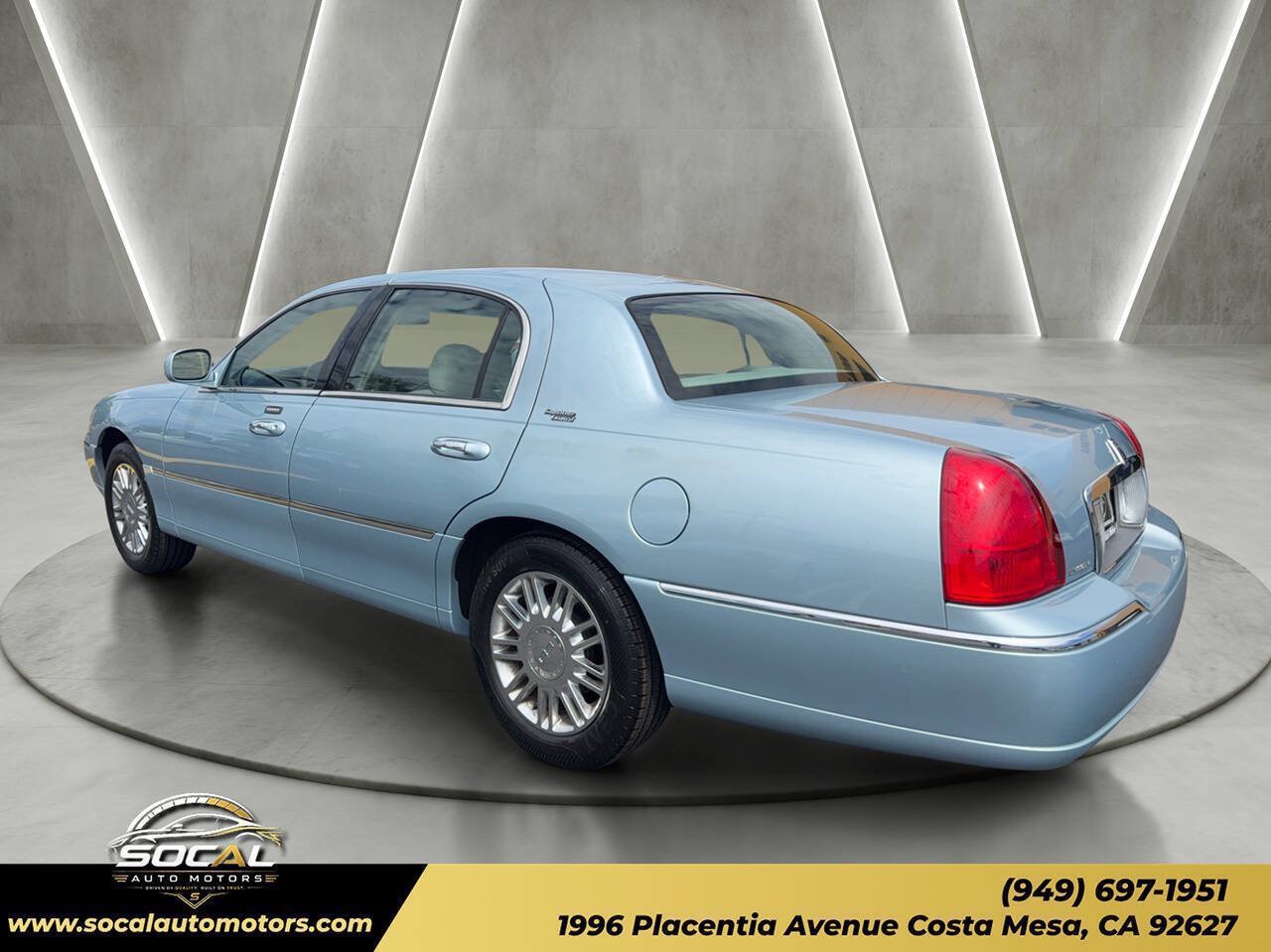 Used 2008 Lincoln Town Car Signature Limited RWD image 3