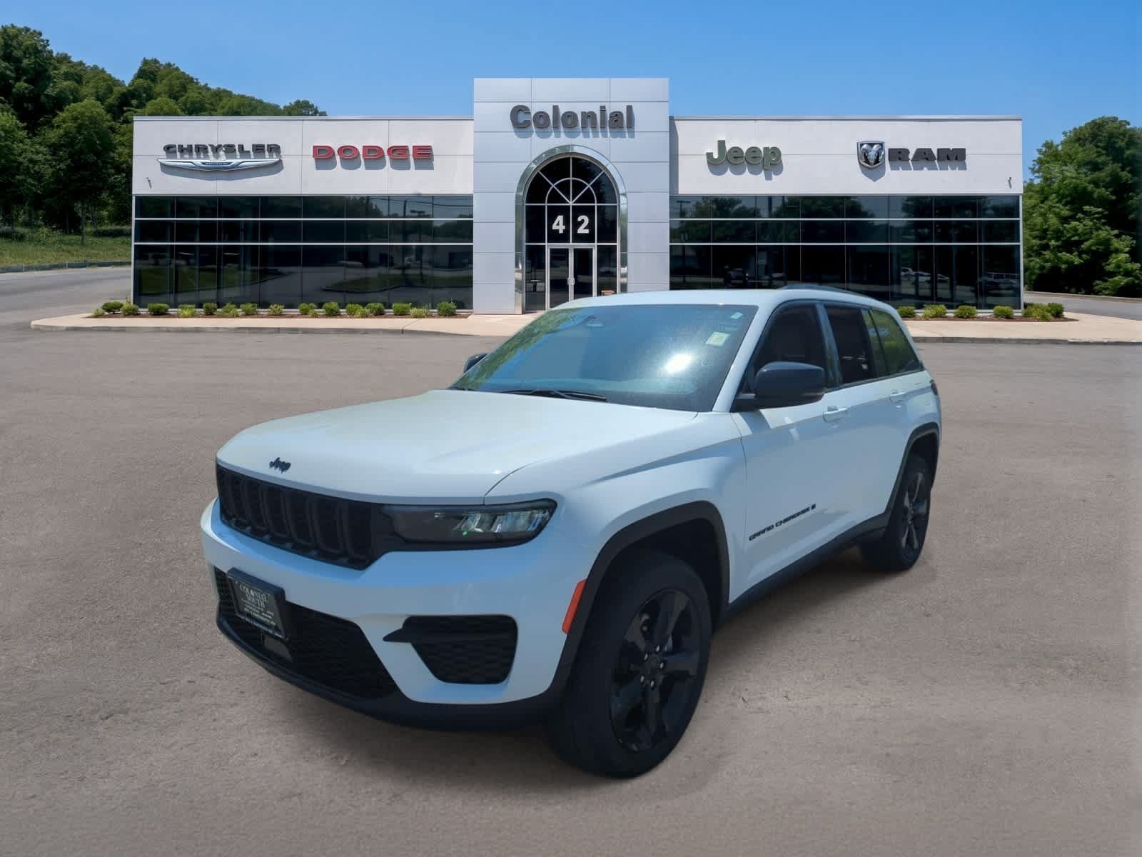 Used 2023 Jeep Grand Cherokee Altitude AWD/4WD image 2