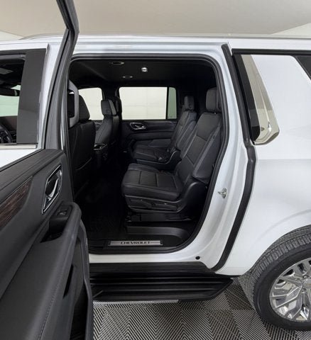 Used 2024 Chevrolet Suburban LT w/ Luxury Package RWD image 9