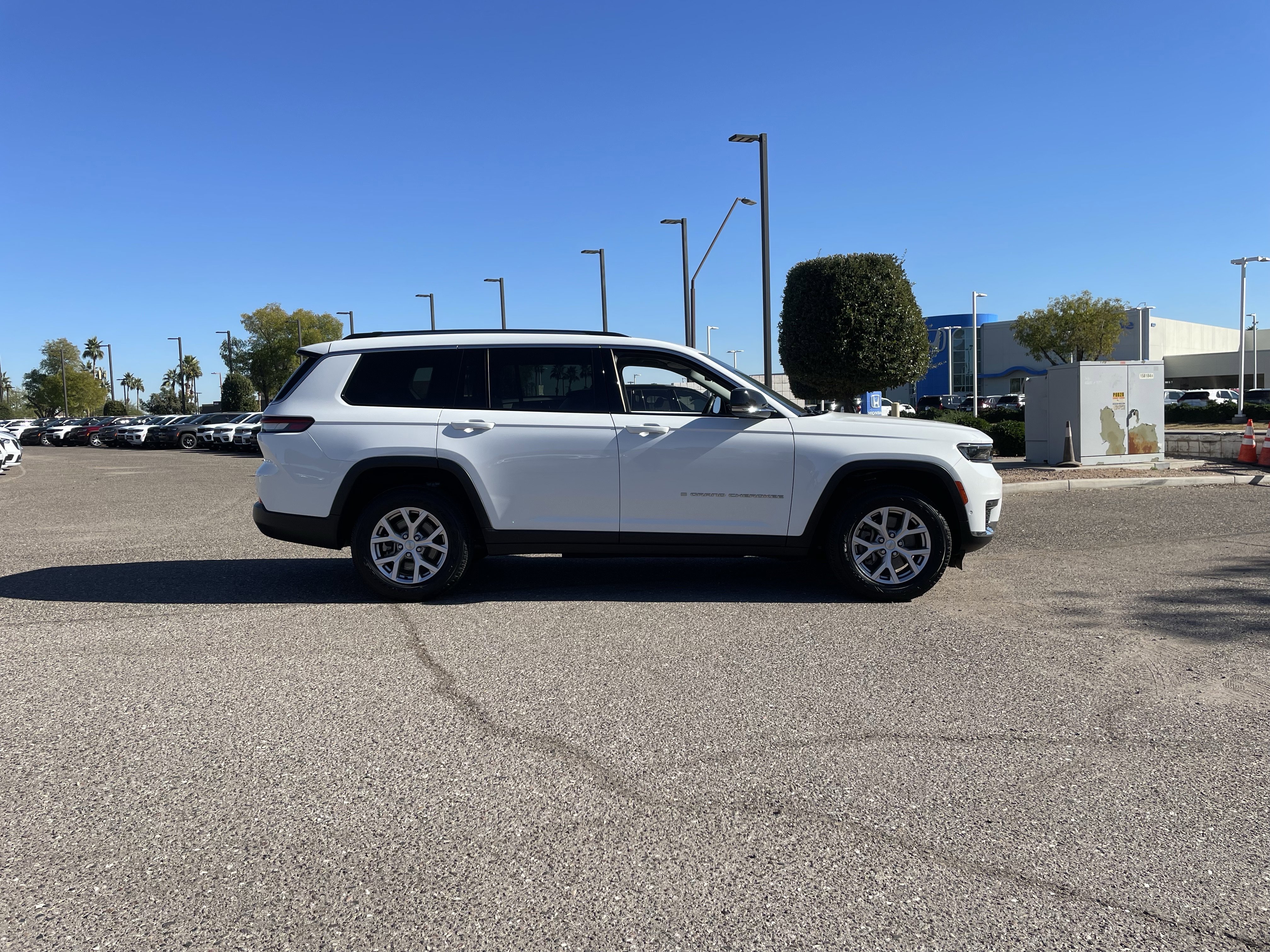Certified 2022 Jeep Grand Cherokee L Limited w/ Luxury Tech Group II image 6